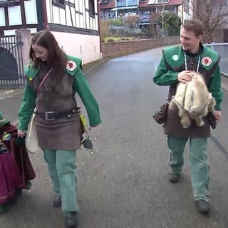 Joyce und Felix Studer mit ihren Kindern in Fasnachts-Kostüm