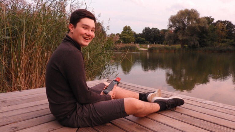 Julian Kehm auf Fledermaussuche am Grüttsee: Viele Fledermäuse jagen in der Nähe von Gewässern, weil es dort besonders viele Mücken gibt. Mit Fledermausdetektoren lassen sich die Ultraschall-Rufe der Tiere aufnehmen und die Frequenzen auf dem Display sichtbar machen.