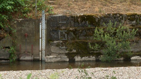 Der Pegelmesser an einem Fluss mit Niedrigwasser.
