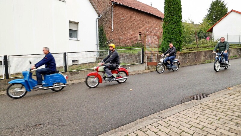 Hierzuland Bottenbach Mopedfahrer
