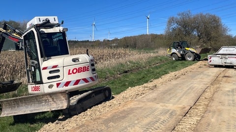 Nach einem Dieslaustritt bei Wiebelsheim entfernen Bagger große Mengen kontaminierter Erde.