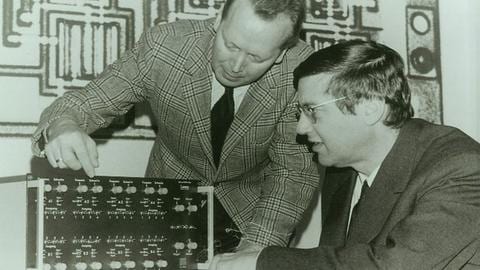 Hans Peter Haller und Otto Tomek bestaunen das Halaphon