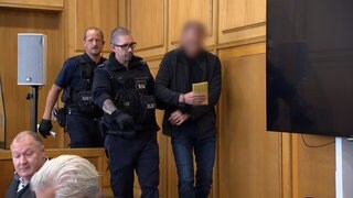 Landgericht Heilbronn: Einem 53-Jährigen wird vorgeworfen im Januar in einer Firma in Bad Friedrichshall zwei Männer erschossen zu haben. Jetzt sagte der Kollege aus, der die Tat überlebte.