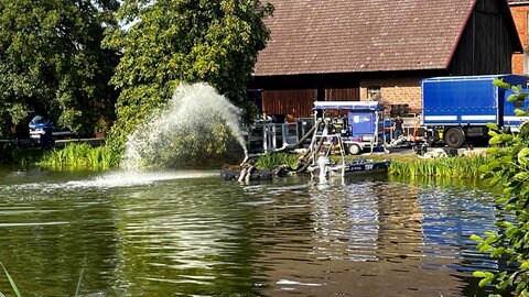 THW-Fahrzeug mit Wasserpumpe am Gottersdorfer See 