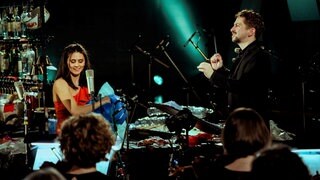 Foto von der Aufnahmesession des "Recycling Concerto" von Gregor A. Mayrhofer mit der Solistin Vivi Vassileva und dem Komponisten am Pult des SWR Symphonieorchesters