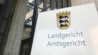 Schild an der Außenfassade des Land- und Amtsgerichts in Baden-Baden