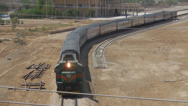 Unser Zug verlässt Khoramshahr Richtung Norden. Unweit des Persischen Golfes machen wir uns auf der Transiranischen Eisenbahn auf den rund 1.400 Kilometer langen Weg ans Kaspischen Meer.