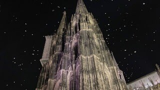 Motten umfliegen nachts den angestrahlten Kölner Dom. Die Lichtverschmutzung nimmt zu und irritiert auch Mäuse, Fledermäuse und Vögel.