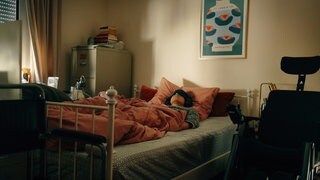 Laura aus Worms ist nach ihrer Corona-Infektion pflegebedürftig. Bei der vorerkrankten 32-Jährigen hat Post Covid zu einer Verschlechterung von MECFS geführt. Sie gilt als schwerste Form von Post Covid.