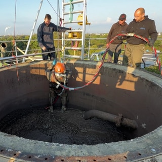 Spezialtaucher reinigen Faulturm.