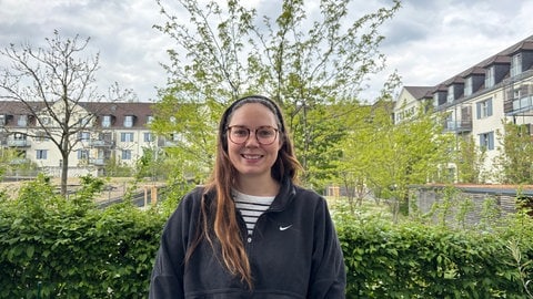 Denise Schneider vor ihrer Mietwohnung in Ludwigshafen 