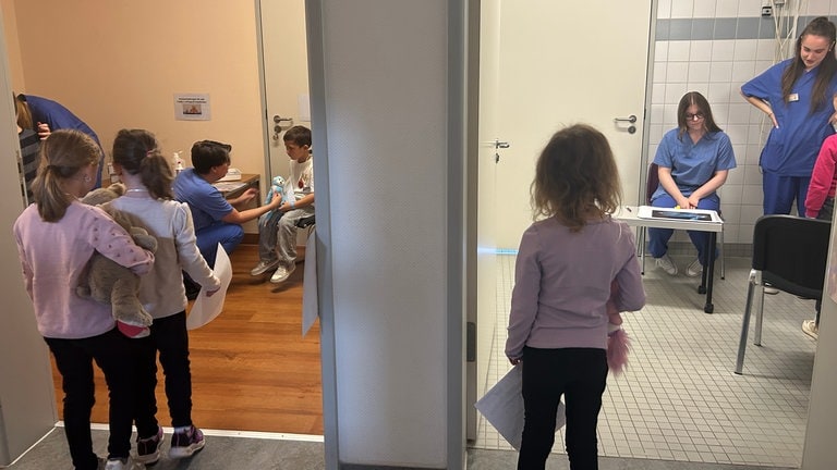 Blick auf zwei Behandlungsräume, die die Kinder mit ihren Plüschtieren besuchen.