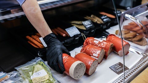 Eine Verkäuferin nimmt vegan Wurst in der Veganen Metzgerei aus der Auslage. In einer stark kritisierten Entscheidung hat sich das EU-Parlament in der vergangenen Woche für ein Verbot von Bezeichnungen wie "Tofu-Wurst" oder "Veggie-Burger" ausgesprochen. 