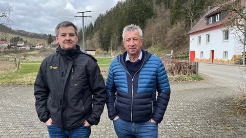 Markus König und Georg Erzberger stehen an der Kreisstraße. Sie ist nun wegen Felssturzgefahr gesperrt. 