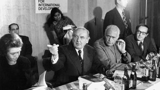 Zu seiner viertägigen Jahrestagung trat am 14.10.1974 der Club of Rome in Berlin zusammen. Bei der Pressekonferenz am 13.10.1974 v. l. n. r: Brigitte Freyh (Kuratorium Stiftung Entwicklungsländer), Professor Eduard Pestel (TU Hannover), Dr. Aurelio Peccei (Italien, Club-Vorsitzender) und Professor Mihajlo Mesarovic (USA). Der Club of Rome ist ein internationaler Zusammenschluß von etwa 100 Wissenschaftlern und Industriellen.