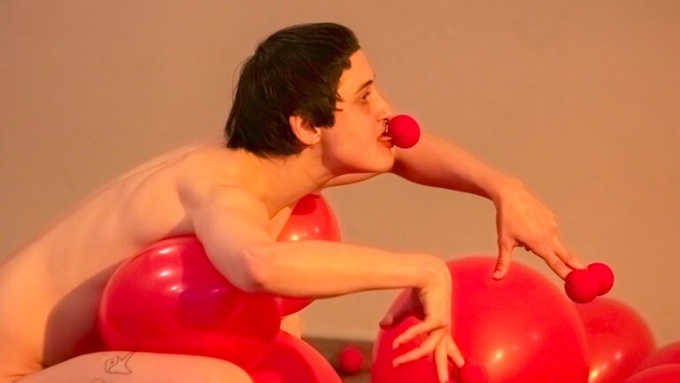 Lokke Wurm "Naked Fools": Das Atoll Festival für modernen Zirkus feiert sein 10-jähriges Jubiläum in Karlstuhe.