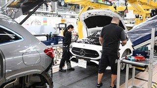 Fertigung von Mercedes-Benz PKW im Werk Rastatt: Die Automobilindustrie in Baden-Württemberg steckt in einer Krise.