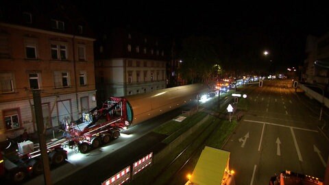 Etwa 70 Meter lang und 20 Tonnen schwer sind die Rotorblätter, die nachts durch Freiburg transportiert wurden. Sie sind für die neuen Windräder auf dem Roßkopf. 