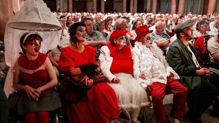 Bei "Alles muss raus!" gehts auch in diesem Jahr mit der traditionellen Revue in der Fruchthalle Kaiserslautern los. 