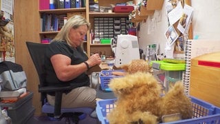 Sonja Scherer stellt einen Teddybären her.