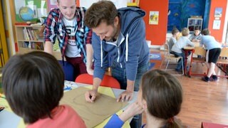 Männer als Erzieher sind eher selten - doch der Job gilt als zukunftssicher, anders als einige technische Berufe.