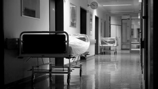 Bett auf Krankenhausflur