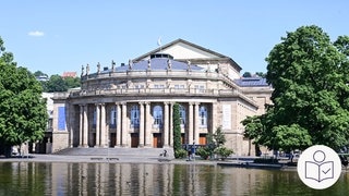 Das Stuttgarter Opern·haus. Im Vordergrund sieht man einen See. Rechts das SWR Logo für Leichte Sprache. 
