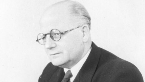 Oscar Schneider-Hassel wird der erste Verwaltungschef und Generaldirektor des Südwestfunks in Baden-Baden im Jahr 1945.