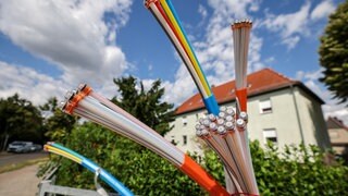 Glasfaserkabel vor einem Haus (Symbolbild). In Heilbronn sind seit Tagen etliche Haushalte ohne Internet. Der Grund: Unbekannte haben Glasfaserkabel durchtrennt. 