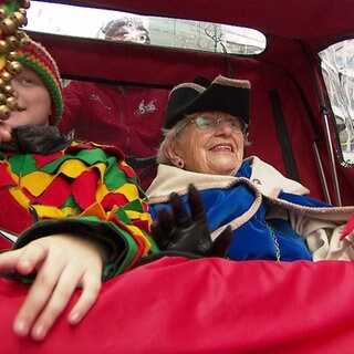 Luitgard Ehmsen ist die Protektorin der Lörracher Fastnacht. Die 88-Jährige sitzt mit einem Jungen in einer Rikscha.
