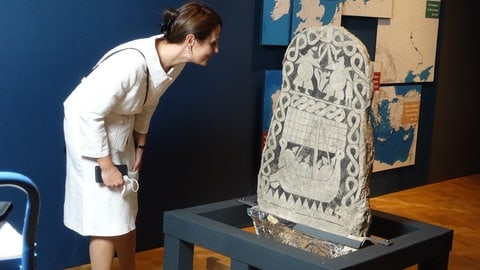 Der „Smiss Stein“ zeigt originale Bilddarstellungen aus der Wikingerzeit. Zwei Kämpfer und ein Wikingerschiff