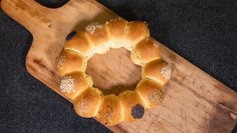 Frisch gebacken serviert ist der Brötchenkranz besonders knusprig.