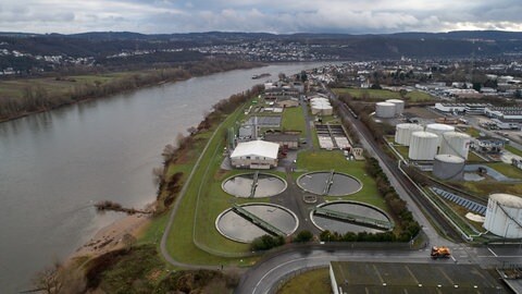 Luftaufnahme vom Rhein und einem Koblenzer Industriegebiet. Im Rhein werden immer wieder neue Substanzen entdeckt.