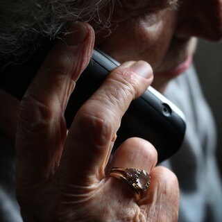 Symbolbild Trickbetrug. Eine Frau aus dem Landkreis Südliche Weinstraße hat Gold im Wert von 125.000 Euro an einen Betrüger verloren