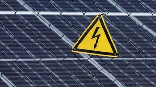 Eine Photovoltaik-Anlage - bei der Kommunalwahl RLP 2024 ist die Energiewende ein wichtiges Thema