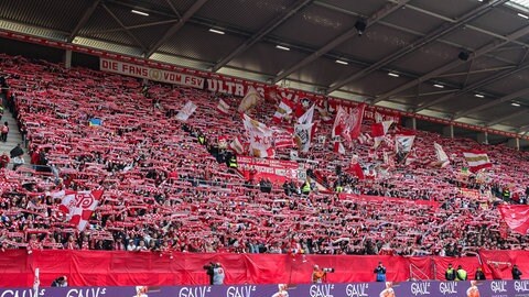 Fans vom 1. FSV Mainz 05 beim Bundesligaspiel gegen Eintracht Frankfurt mit einer Schalparade 