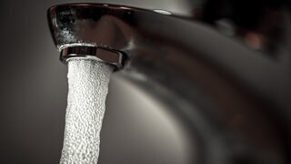 Trinkwasser läuft aus einem Wasserhahn. Zahlreiche Haushalte in Möglingen haben kein sicheres Leitungswasser. (Symbolbild)