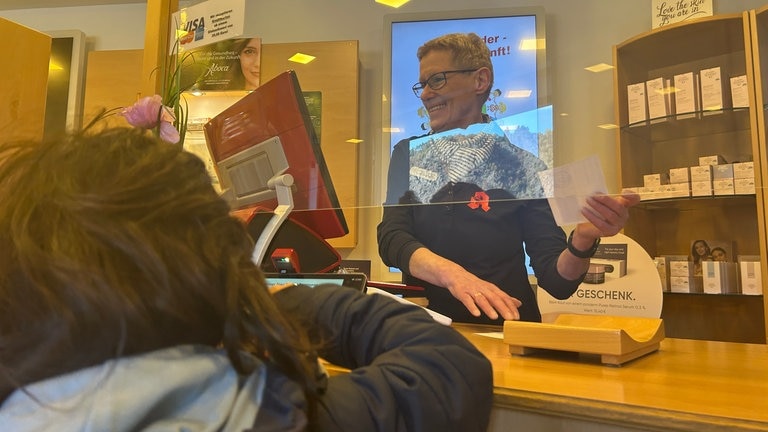 Die Kinder reichen eine Art Rezept gegen ein kleines Paket in der benachbarten Apotheke ein.