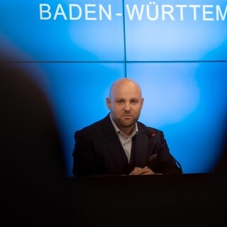 Markus Frohnmaier (AfD) spricht auf einer Pressekonferenz. Die AfD stellt ihren Spitzenkandidaten für die Landtagswahl in Baden-Württemberg, Markus Frohnmaier, vor.