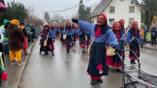 Am Wochenende starten die ersten Umzüge der Fastnacht am Bodensee und in Oberschwaben. Beim Narrensprung in Bodnegg (Kreis Ravensburg) werden auch die Amtzeller Ramseweible wieder mitmachen.