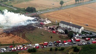 Löscharbeiten an der Absturzstelle der Concorde bei Paris
