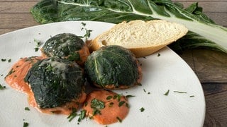 Gefüllte Mangoldkugeln in Tomatensoße