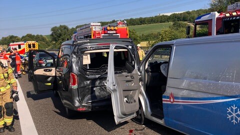 Schwerer Unfall auf der A6 bei Untereisesheim: Insgesamt fünf Fahrzeuge waren beteiligt, sieben Menschen wurden verletzt. 