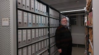 Hartmut Obst steht im Staatsarchiv Ludwigsburg. Der Archivar hilft anderen bei der Recherche zur Familiengeschichte während der NS-Zeit.