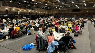 In der EPG Arena auf dem Oberwerth werden die Stimmen der Bundestagswahl ausgezählt.