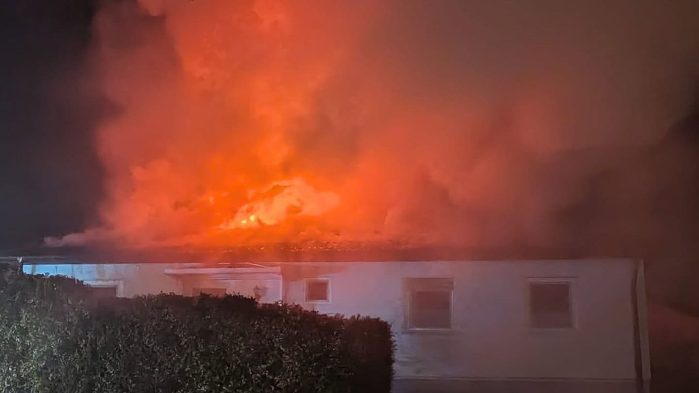 Feuer im Einfamilienhaus: Über 100 Feuerwehrleute kämpfen gegen die Flammen