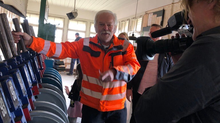 Im historischen Stellwerk der Hafenbahn erklärt Eisenbahn-Betriebsleiter Manfred Richter, wie früher Signale gesetzt wurden. 