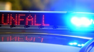 Blaulicht auf Polizeiauto mit dem Hinweis "Unfall"