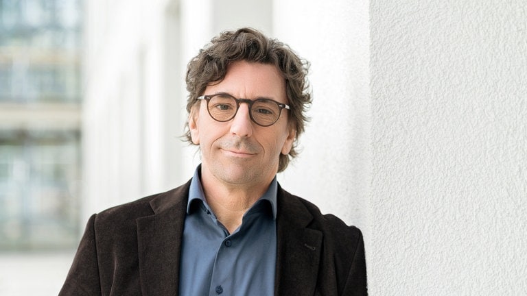 Gerhard Leitner steht im Gang eines SWR-Gebäudes