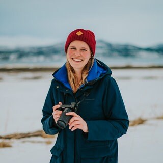 Merle Schaack berichtet als freie Journalistin aus den nordischen Ländern. Ihr Herz schlägt für Geschichten, die zeigen, wie sich Weltgeschehen im Kleinen auswirkt. 